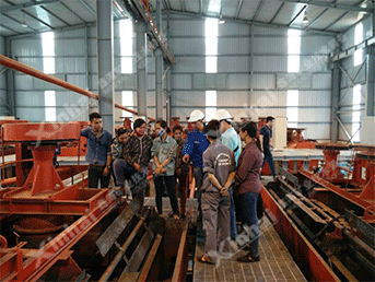 鑫海技術人員為選廠工人進行現場實操培訓 鑫海技術人員為選廠工人進行現場實操培訓