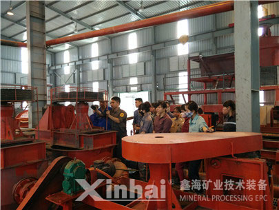 鑫海技術人員在進行設備安裝和調試