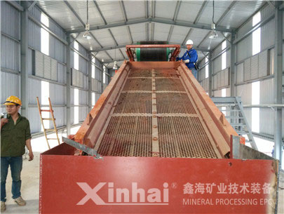 鑫海技術人員對直線震動篩進行最終調試